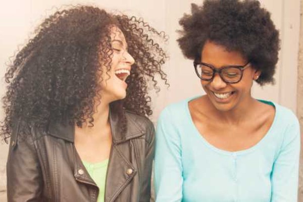 Twee vrouwen lachen samen