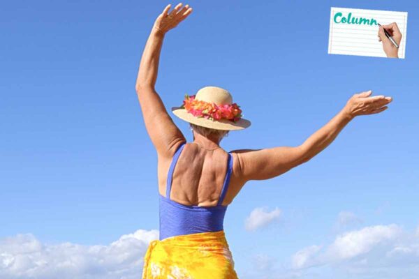 vrouw met zomerse kleding en hoed zwaait haar armen in de lucht