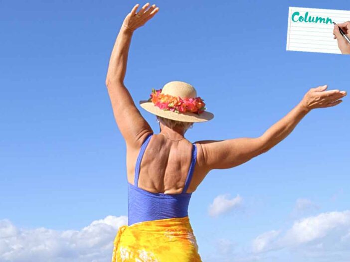 vrouw met zomerse kleding en hoed zwaait haar armen in de lucht