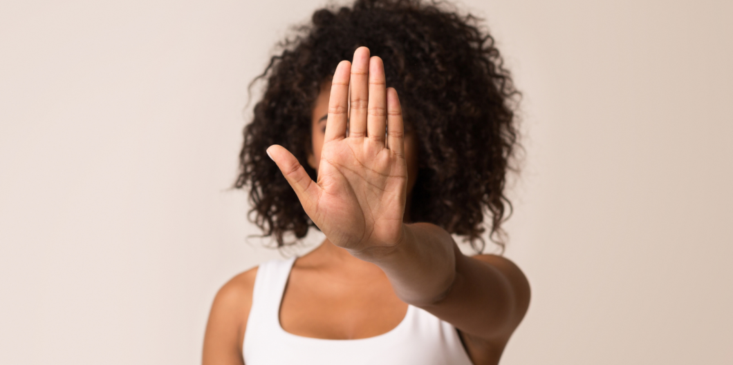 vrouw steek hand naar voren als teken van 'stop'