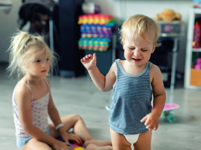 jonge broer en zus maken ruzie