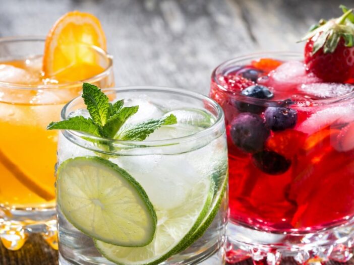 drie glazen water met fruit erin
