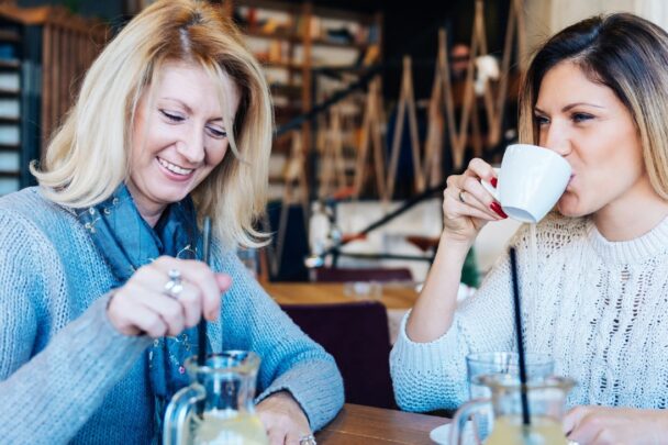 twee vrouwen drinken samen een kop thee in een café|zwart witte foto van een uitzicht vanaf een boot op het water en meeuwen