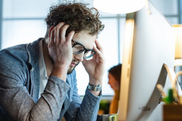 gefrustreerde jonge man achter de computer