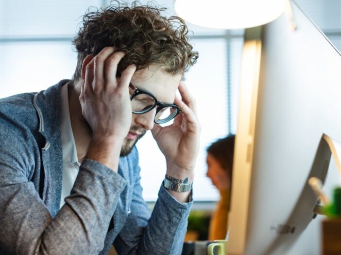 gefrustreerde jonge man achter de computer