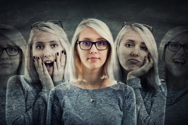 blonde vrouw met als schimmen naast haar vijf verschillende gezichtsuitdrukkingen