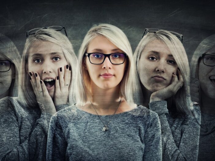 blonde vrouw met als schimmen naast haar vijf verschillende gezichtsuitdrukkingen