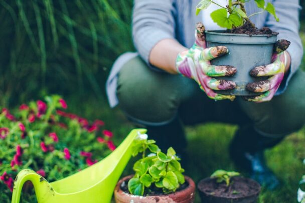 vrouw die in de tuin aan het werk is