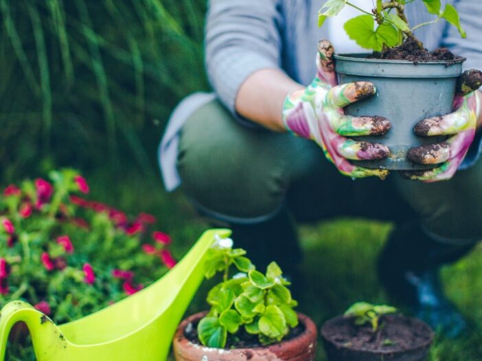 vrouw die in de tuin aan het werk is