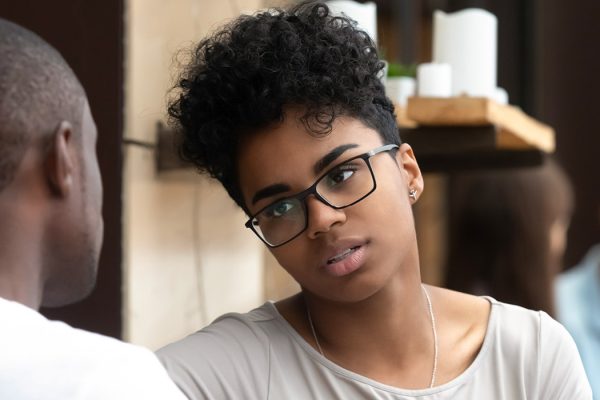 jonge vrouw in gesprek met jonge man|