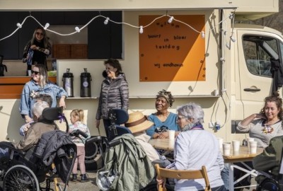 Samen in de buurt bij een foodtruck