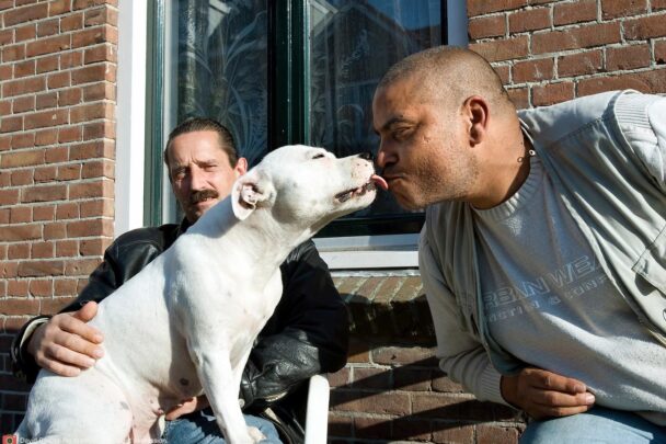 Baasje met hond samen op stoep