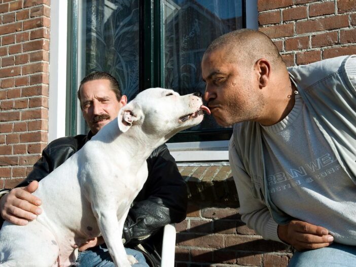 Baasje met hond samen op stoep