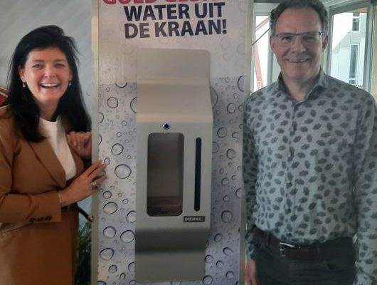 Twee mensen staan bij een watertappunt op het Summa college in Eindhoven