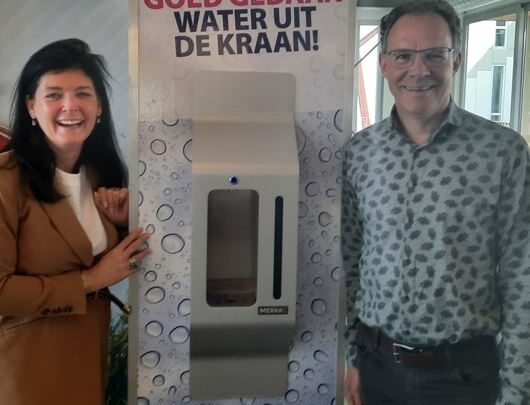 Twee mensen staan bij een watertappunt op het Summa college in Eindhoven