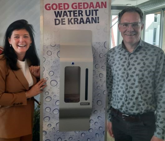 Twee mensen staan bij een watertappunt op het Summa college in Eindhoven