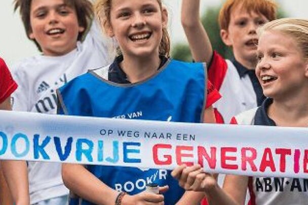 Kinderen met spandoek rookvrije generatie