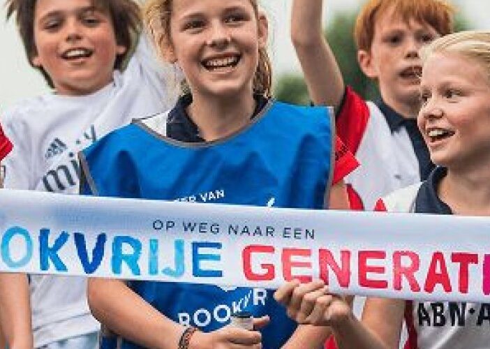 Kinderen met spandoek rookvrije generatie