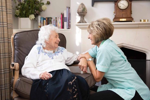 twee lachende vrouwen in gesprek met elkaar