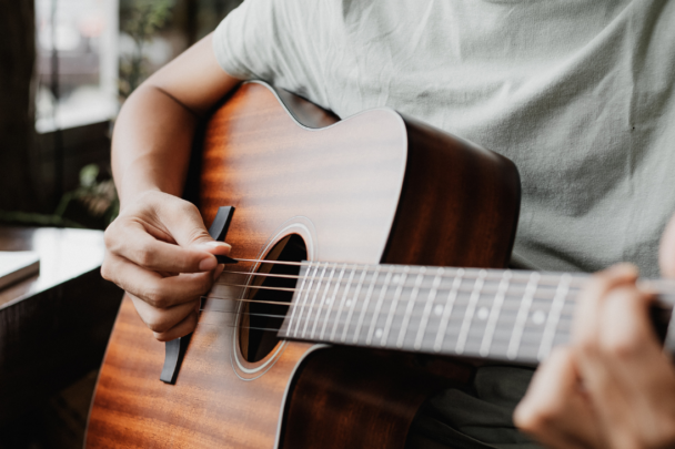 man speelt gitaar