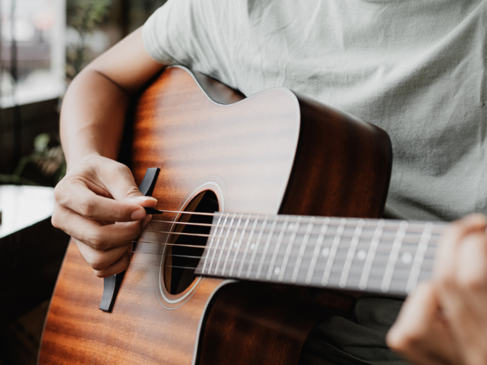 man speelt gitaar