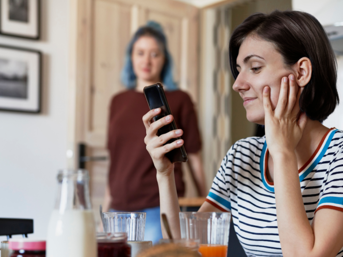 vrouw gebruikt smartphone