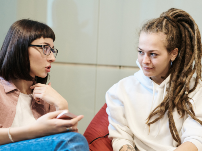 twee vrouwen zijn in gesprek|luisteren samenvatten en doorvragen in pictogrammen op een groene achtergrond