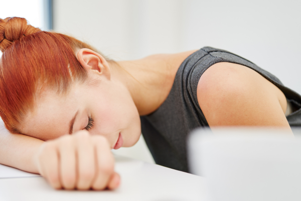 vrouw is uitgeput en rust uit