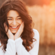 Vrouw is verlegen na ontvangen compliment