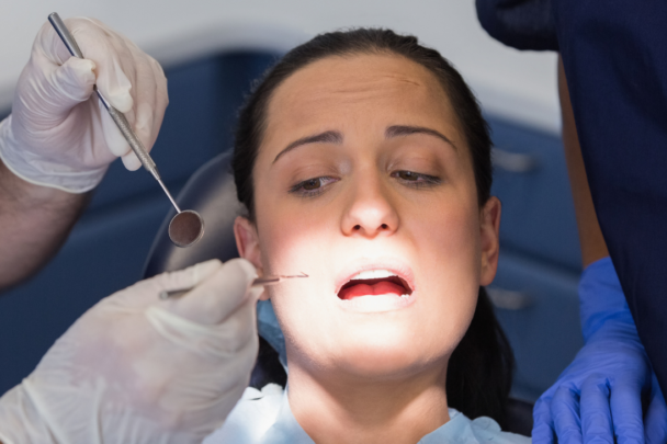 vrouw is bang voor de tandarts