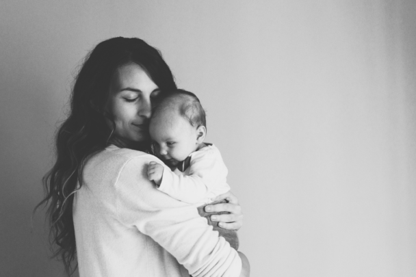 vrouw houdt haar baby vast in zwart-wit foto