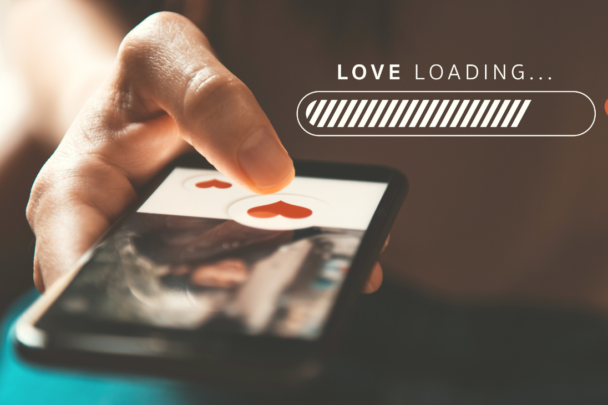 smartphone met dating app en de tekst 'Love loading'