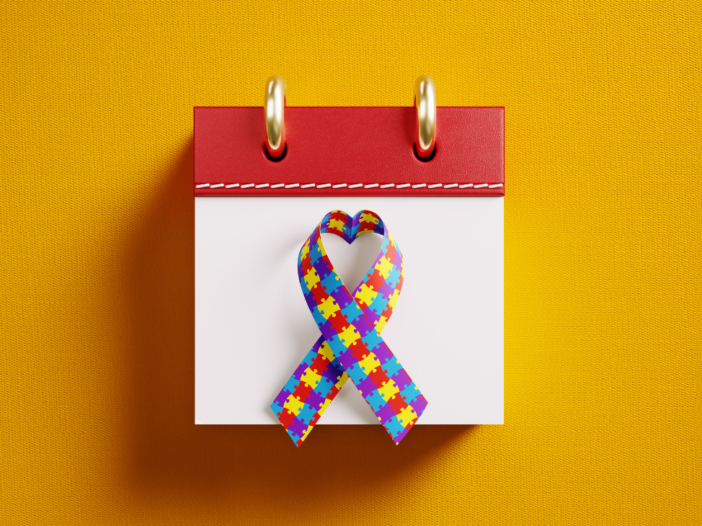Kalender met een lintje van wereld autismedag erop|overlappende zijgezichten in grijs wit en een gezicht in veel kleuren