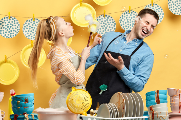 man en vrouw maken lol tijdens de afwas|een gezin doet het huishouden in een illustratie