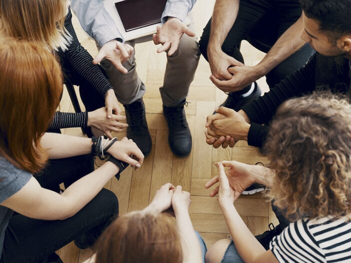 Groep mensen in gesprek