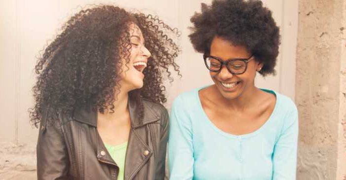 |voorbeeld van sociale cirkels|twee vriendinnen lachen samen|voorbeeld sociale cirkels