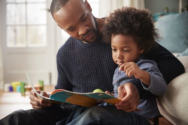 Vader leest met kind|kaft boekje het weerbericht van mijn ouder