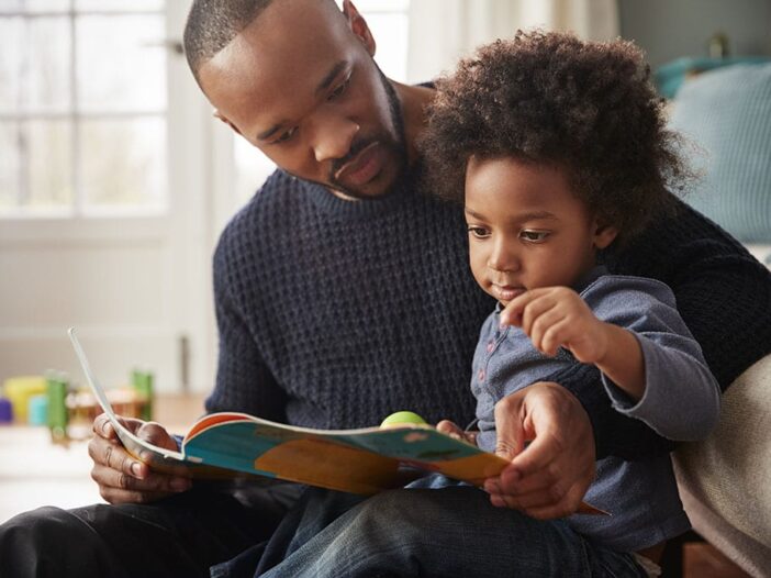Vader leest met kind|kaft boekje het weerbericht van mijn ouder