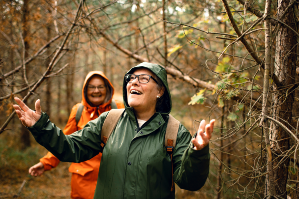 twee vrolijke vrouwen in het bos