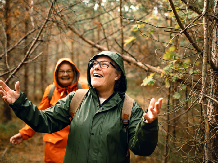 twee vrolijke vrouwen in het bos