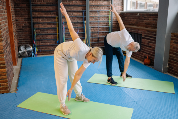 twee mensen die samen sporten op een sportmatje