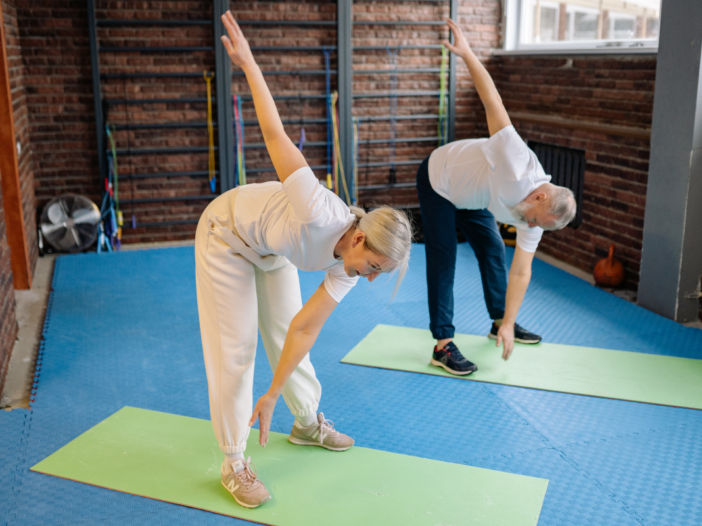twee mensen die samen sporten op een sportmatje