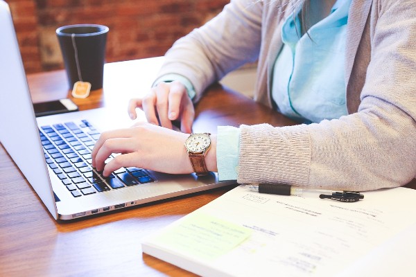 vrouw gebruikt een laptop