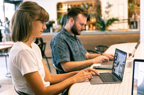 Studenten achter laptop bij Fontys