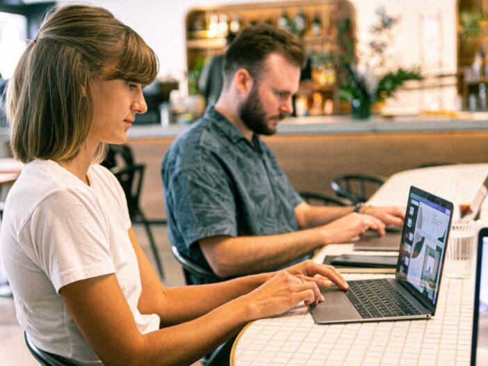 Studenten achter laptop bij Fontys