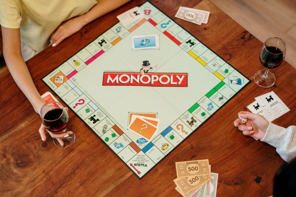 twee mensen spelen monopoly