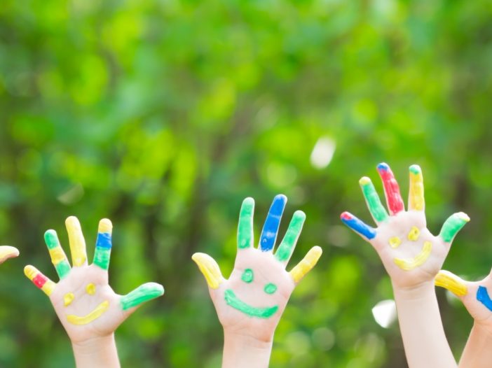 Handjes met vingerverf