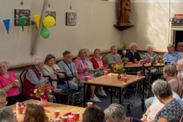 ouderen zitten in de huiskamer van oirschot