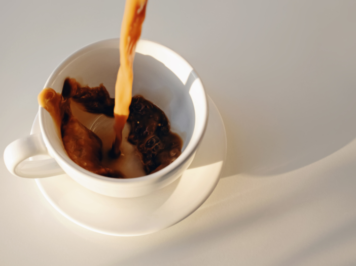 Koffie wordt ingeschonken in een wit glas. De koffie ziet er goed gefilterd uit.