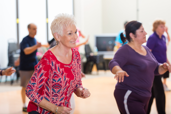 twee vrouwen die samen dansen